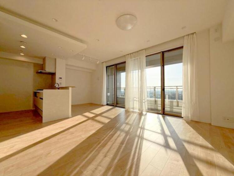 居間 リビングにあふれる採光と心地よい風のつどう調和された空間！！生活を彩る充実した日々が過ごせそうです。家族の滞在期間が長くなることを予測して、設計士が思いと工夫をこらした自慢のリビングダイニング！！！ 