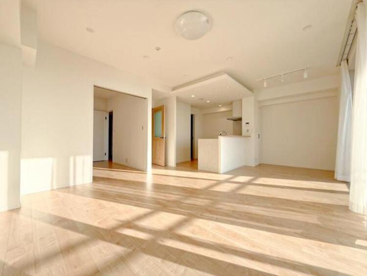 居間 開放感とプライベート感が見事に両立されたリビングダイニング！通常では相反するファクターがともにそろうと極上のくつろぎ空間が生まれます。だれにも譲りたくない至福の空間で過ごす日々は生活をより豊かにします 