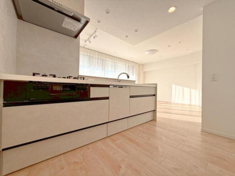 キッチン 【キッチン】リビングダイニングが見渡せるカウンターキッチン！　お料理をする人も開放感が心地いいです。 