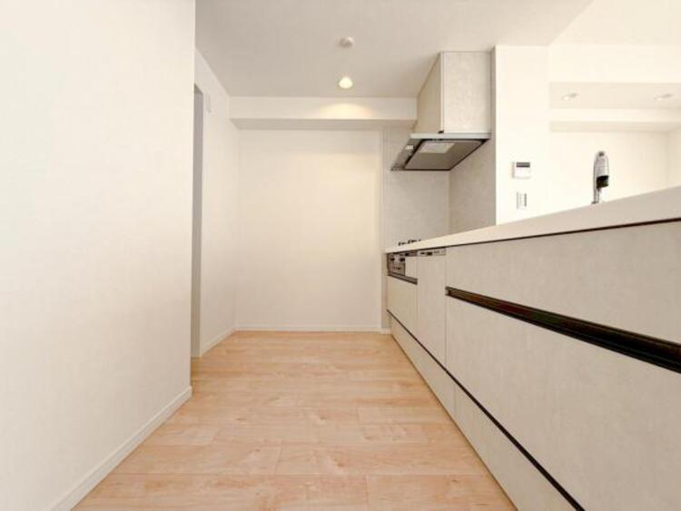 キッチン 【キッチン】広く取られたキッチンスペースはとても便利です。　自由にレイアウトがカスタマイズできます。 