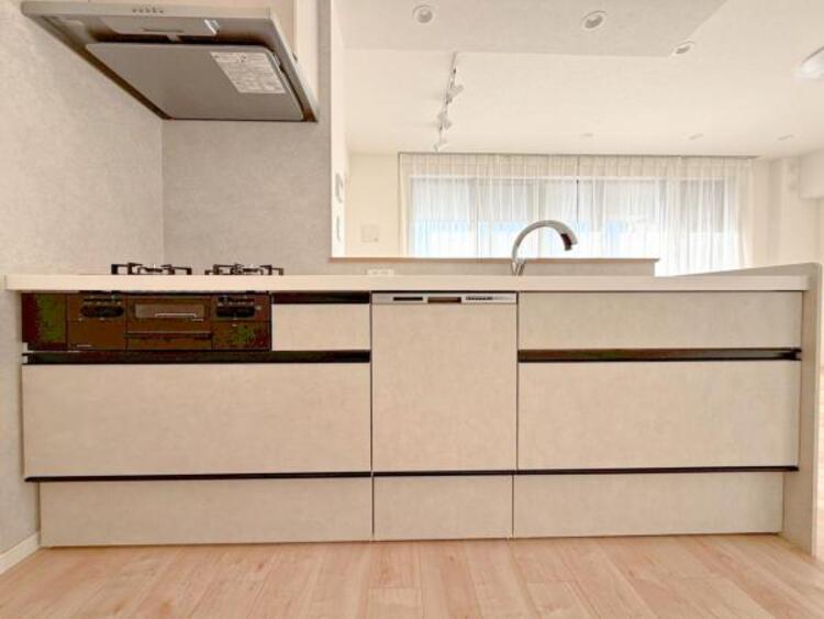 キッチン 食洗器付きキッチン！食後の洗い物の時間を食洗器にまかせて空いた時間を団欒や趣味に使うことができます。お使いにならない場合でも食器の乾燥や大きな食器の収納などにもお使いいただけます。 