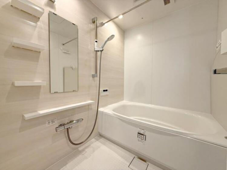 風呂 【浴室】ゆったりと寛げる広々バスで足を伸ばしてリラックス。　最新のユニットバスは設備も充実です。 