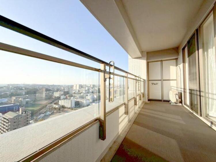 バルコニー 【バルコニー】ワイドスパンのバルコニー！奥行きがあるタイプ！洗濯物が沢山干せて陽はいっぱいあたります 