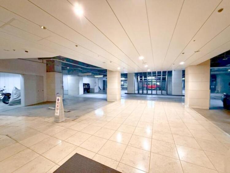 エントランス 【エントランス】重厚感の溢れるエントランスはマンションの顔！帰宅時、来客時に誇れる空間を演出します！ 