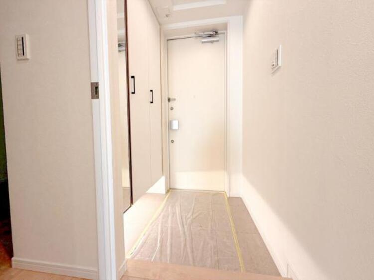 その他 【玄関】明るく広い玄関には収納力に優れたシューズボックス。　靴をスッキリと整頓することができます。 