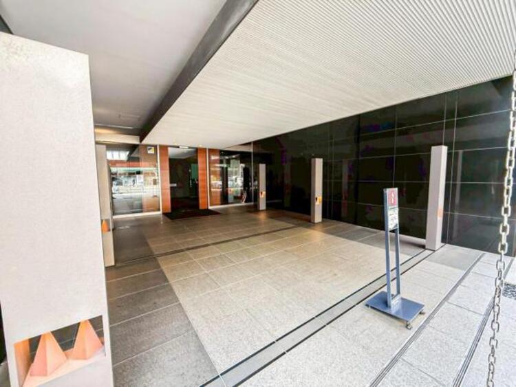 エントランス 【エントランス】重厚感の溢れるエントランスはマンションの顔！帰宅時、来客時に誇れる空間を演出します！ 