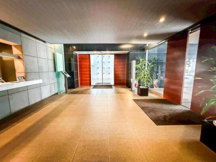 エントランス 【エントランス】重厚感の溢れるエントランスはマンションの顔！帰宅時、来客時に誇れる空間を演出します！ 