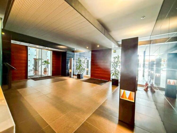 エントランス 【エントランス】重厚感の溢れるエントランスはマンションの顔！帰宅時、来客時に誇れる空間を演出します！ 