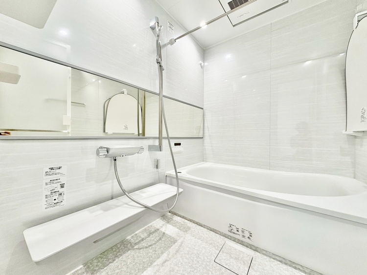 風呂 一日の疲れを癒すバスルームは、心地よいリラックスを叶える清潔感溢れる空間です。