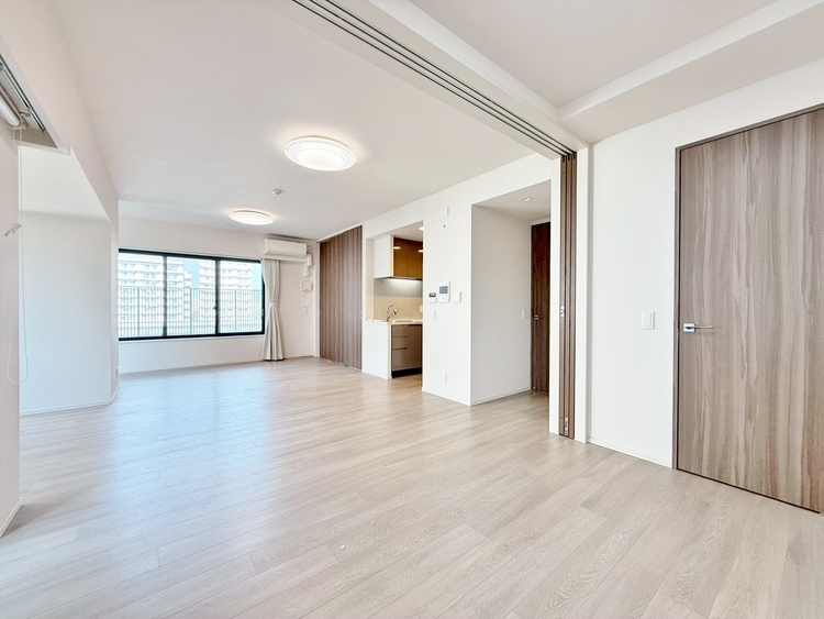 居間 忙しく過ぎゆく日常を置き去るほど、ゆったりした時間が流れるリビング。