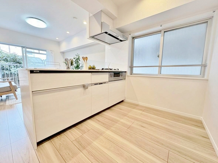 キッチン スマートな意匠と充実の機能を備えたキッチンが、暮らしにおいしい彩りを添えます。