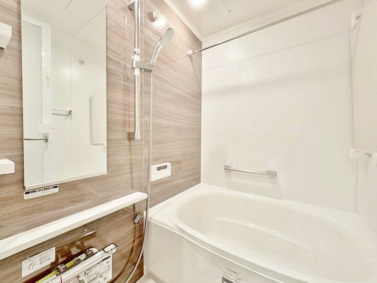 風呂 一日の疲れを癒すバスルームは、心地よいリラックスを叶える清潔感溢れる空間です。