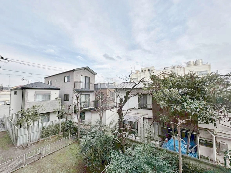 バルコニー 窓を開けると広がる青空。心をリフレッシュして日々を過ごしていきましょう。