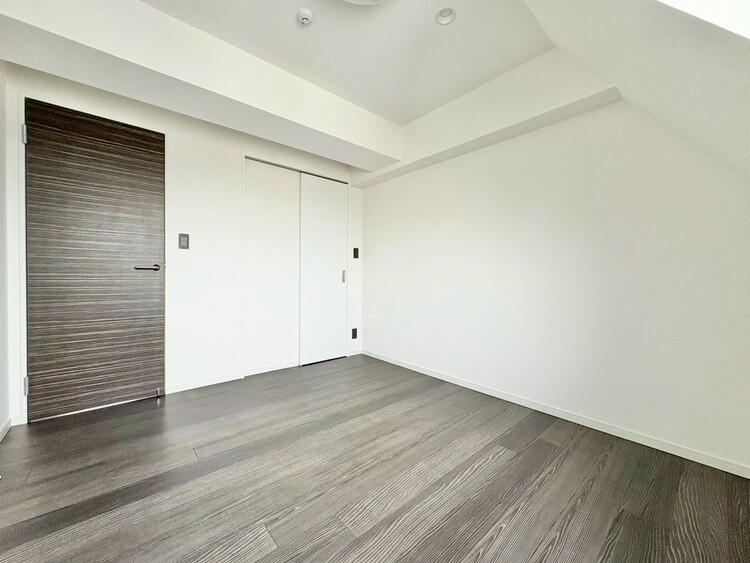 寝室 ベッドも十分に設置するスペースがあります。