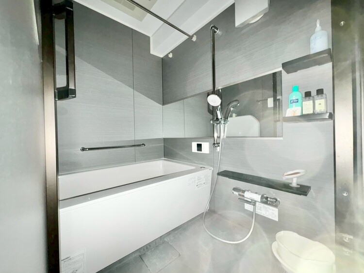 風呂 一日の疲れを癒すバスルームは、心地よいリラックスを叶える清潔感溢れる空間です。