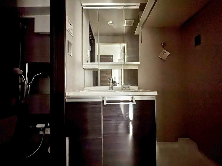 洗面 何かと物が増える場所だからこそ、スッキリと見映えの良い空間に。