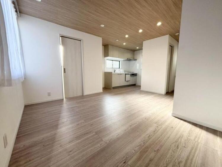 居間 快適に過ごす条件は、一人ひとり違います。飾リ過ぎないシンプルな内装と偏り過ぎないデザインで統一しております。居住していく中であなただけの【マイホーム】に創り上げて下さい。