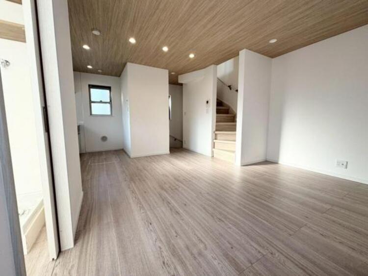 居間 話に夢中になりすぎて、ついつい時間を忘れてしまう。そんな束の間の幸せを感じさせてくれる場所です。