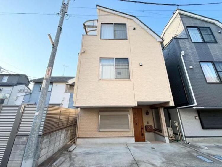 外観 都会的なデザインながらも主張しすぎず、ひっそりと溶け込む家。なによりも天気の良い空、緑と好相性。そのスマートな佇まいについ足を止めてしまいそうになります。