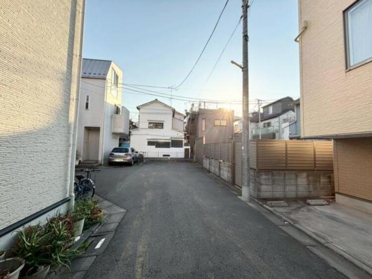 外観 前面道路は車通りの少ない道です。小さなお子様も安心してお過ごしいただけます。