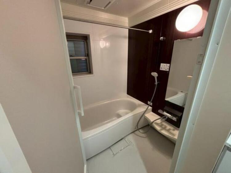 風呂 光に照らし出されたバスルーム。膨よかな湿度と静かに揺れる眼前の水面。広い浴槽にゆっくりと身を沈め深く瞑想をすれば、また新たな活力が膨らんできます。