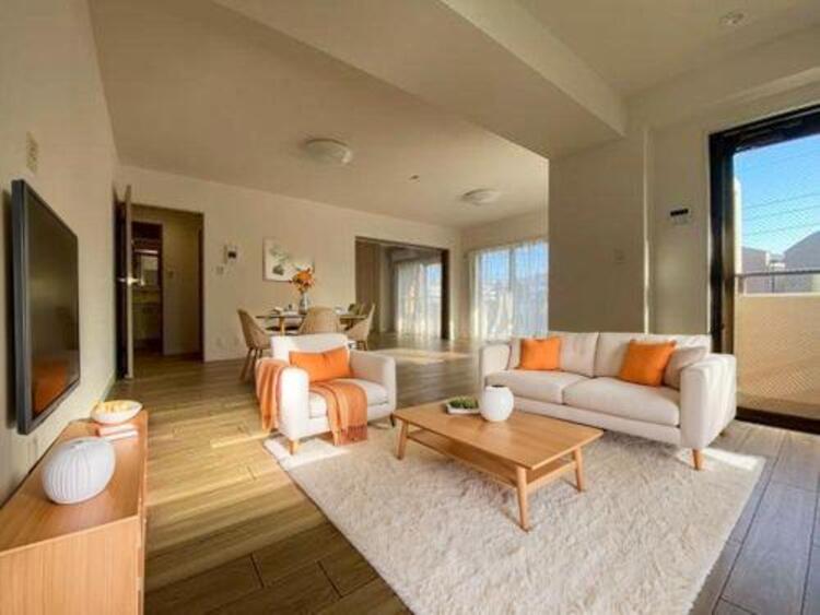 居間 リビング（配置してある家具はCGによるイメージです）ゆったりとくつろげる、明るく開放的なリビング空間です。