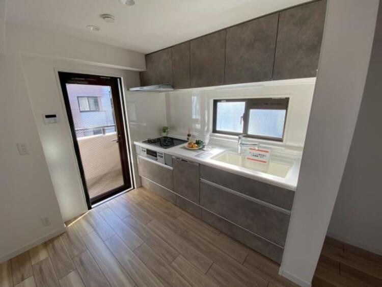 キッチン 広々としたキッチンで、家族みんなで料理を楽しめます。