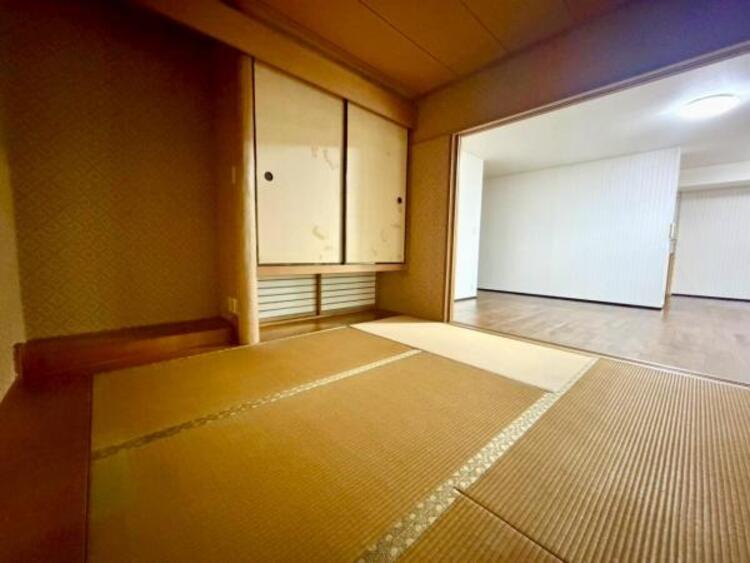 内装 居室内に余計な家具を置く必要がないので、シンプルですっきりとした暮らしが実現しています。空間にゆとりがあると、気持ちにもゆとりが生まれそうです。