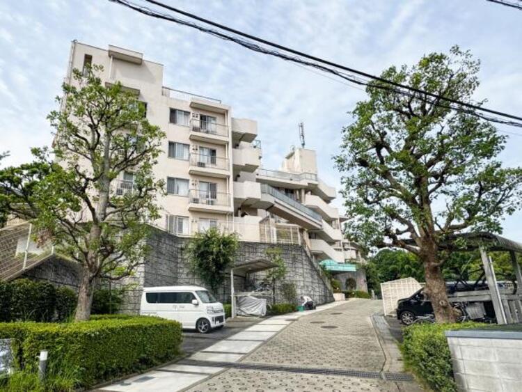 外観 各棟によって暖かい日差しの入り方・見え方も違うお住まい。実際の日当たりや現地の雰囲気もご確認くださいませ。