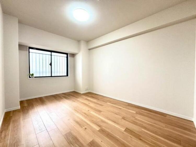 内装 独立性を高めたお部屋。たっぷりの収納も配備しており、片付いた空間を現実出来そう。陽光も降り注ぐ明るく開放的な空間が魅力的。大きなＷＩＣがございます。