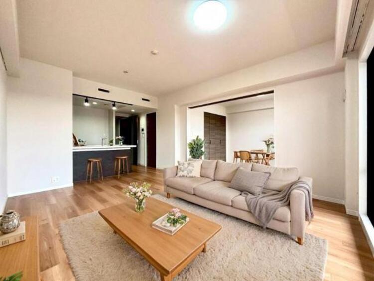 居間 大きなソファを置いてゆったりとご生活頂けるリビング（配置してある家具はCGによるイメージです。)。家族が集まる場所だからこそゆったりとした空間を実現しています。