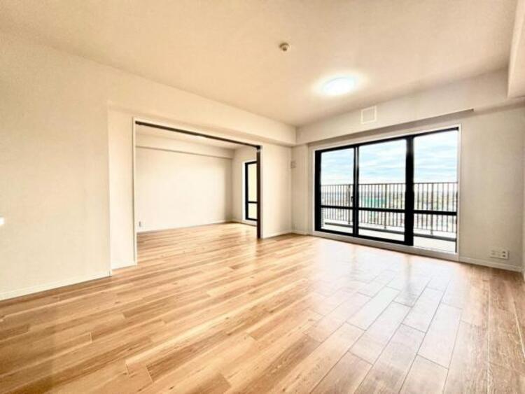 居間 光と風があふれる開放的なリビングダイニングには自然と家族みんなが集まってきます。明るく穏やかな空気のなかで食べたり、笑ったり。そんな幸せを感じさせてくれる場所です。