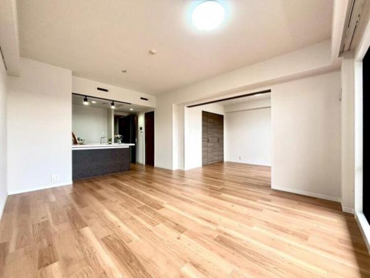 居間 くつろげるリビングは話に夢中になりすぎて、ついつい時間を忘れてしまう。そんな束の間の幸せを感じさせてくれる場所です。