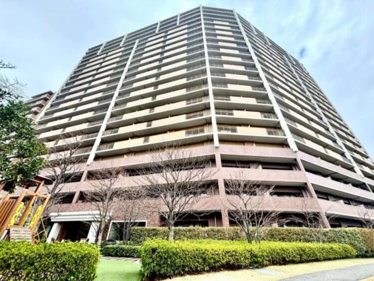 外観 凛とした表情を見せる外観は時の移り変わりの中で様々な表情を見せてくれます。素材の持つ独特な存在感により「永く住み続ける住まい」にふさわしい住宅が完成しました。