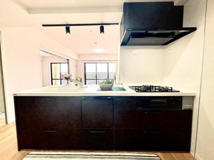 キッチン 料理の幅を拡げてくれる三口コンロの使いやすいシステムキッチンを採用。ワイドなカウンターで、将来お子様と一緒にお料理をするときも重宝します。