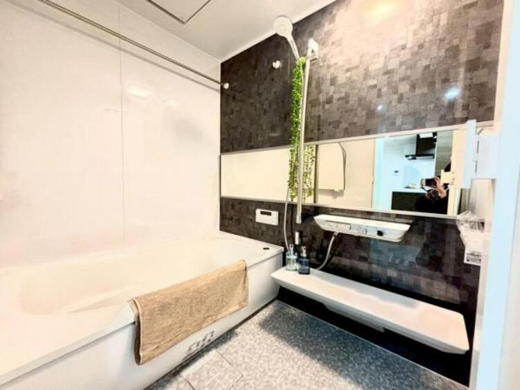 風呂 光に照らし出されたバスルーム。膨よかな湿度と静かに揺れる眼前の水面。広い浴槽にゆっくりと身を沈め深く瞑想をすれば、また新たな活力が膨らんできます。