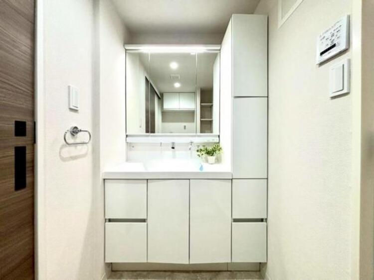 洗面 一日の始まりと終わりを心地よく演出してくれるパウダールーム。ホワイトで統一されたワイドな洗面台は収納力もあり、いつでもすっきりとした洗面室に。