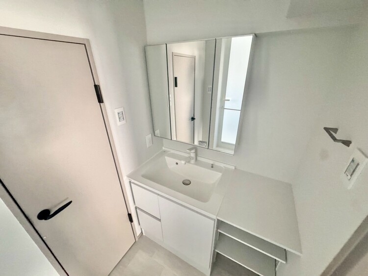 その他 清潔感を感じられる洗面化粧台。