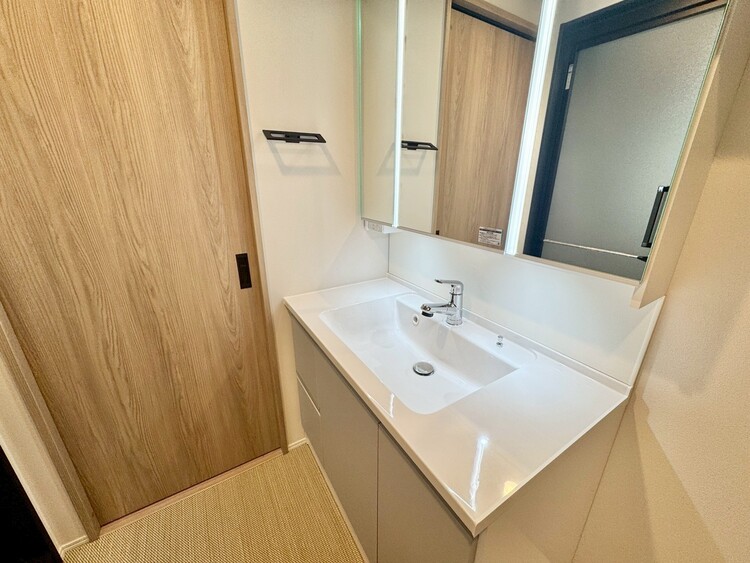 その他 清潔感を感じられる洗面化粧台。