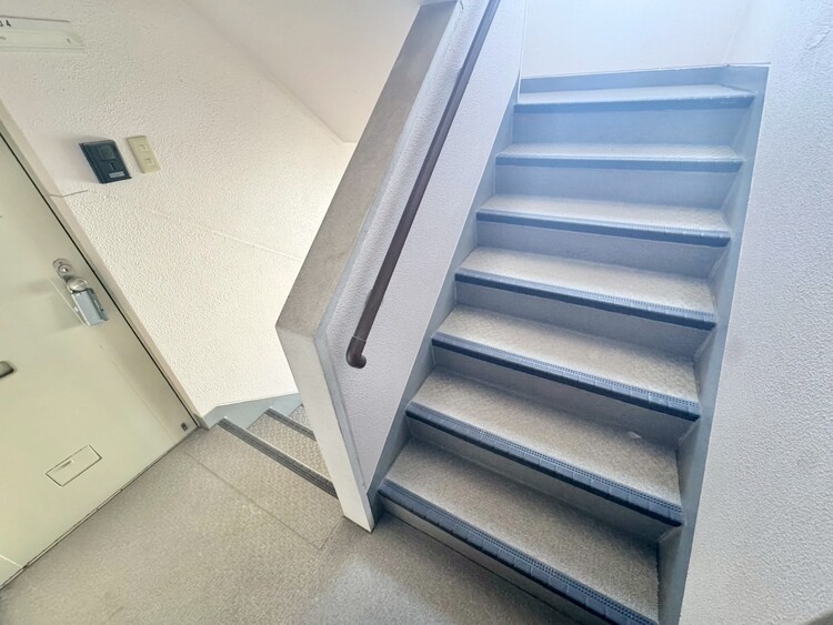 その他 共用部の階段です。明るく清潔に管理されています。