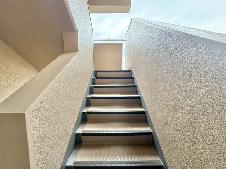 その他 共用部の階段です。明るく清潔に管理されています。