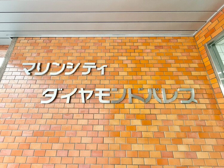 その他 スタイリッシュなエンブレム。お洒落なマンションは入り口から。