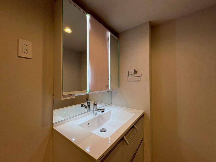 その他 清潔感を感じられる洗面化粧台。