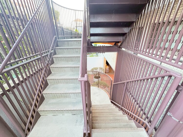 その他 共用部の階段です。明るく清潔に管理されています。