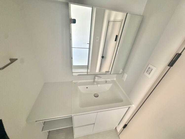 その他 清潔感を感じられる洗面化粧台。