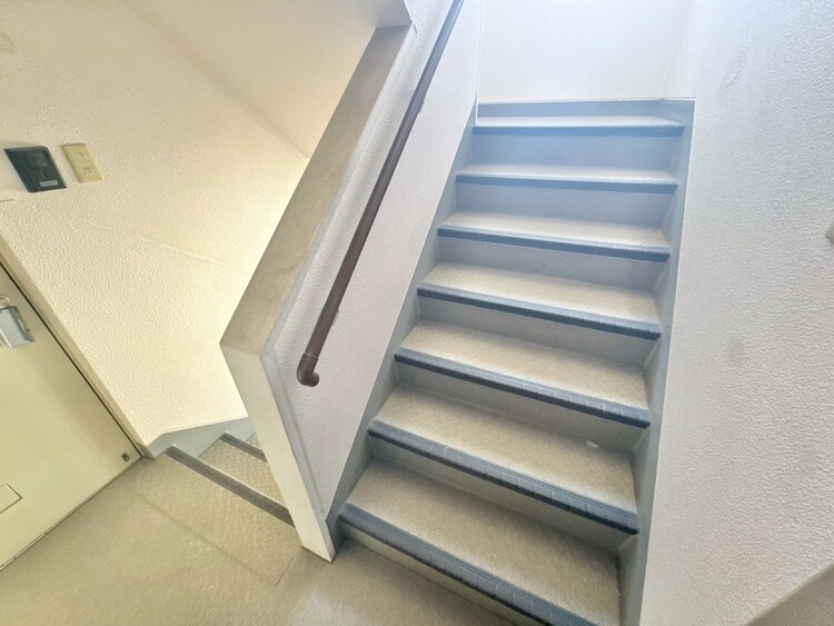 その他 共用部の階段です。明るく清潔に管理されています。