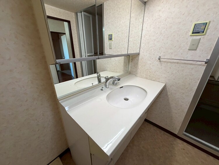 その他 清潔感を感じられる洗面化粧台。