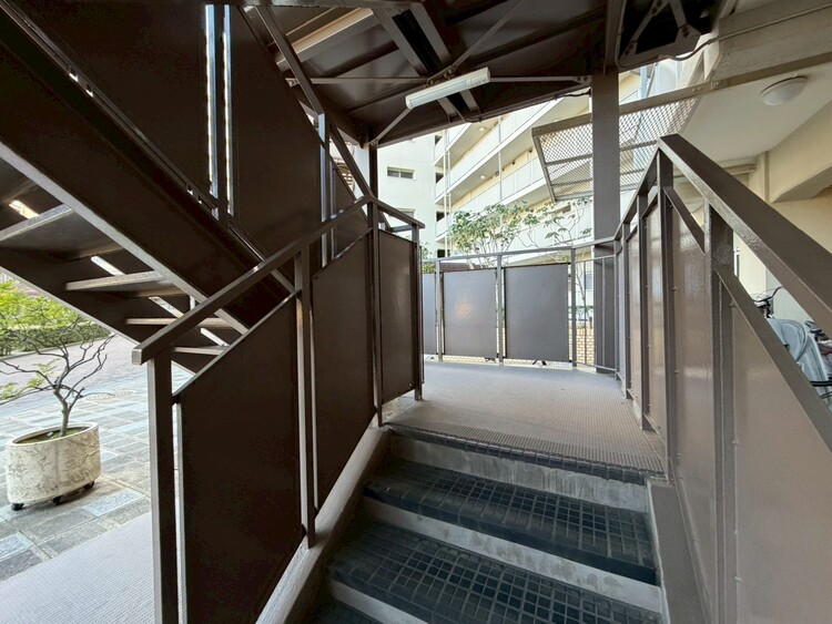 その他 共用部の階段です。明るく清潔に管理されています。
