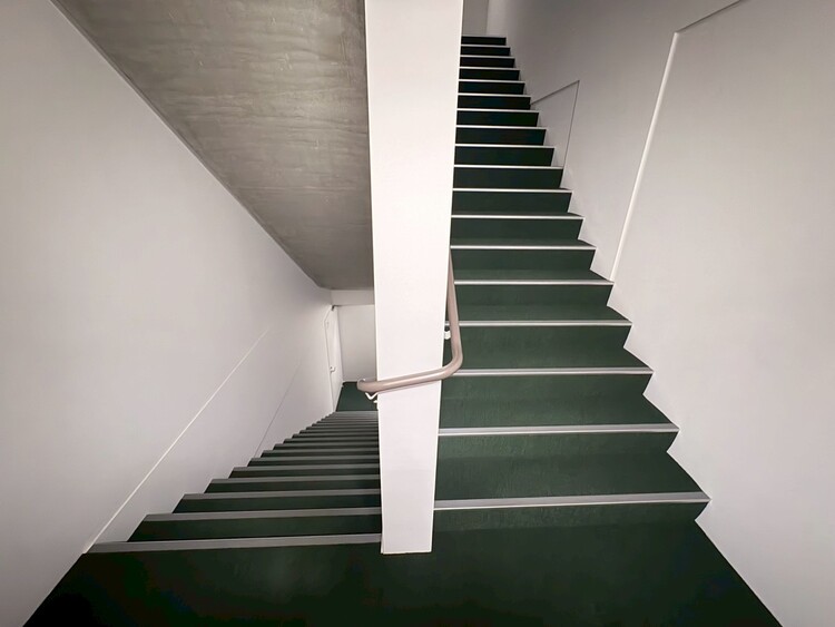 その他 共用部の階段です。明るく清潔に管理されています。