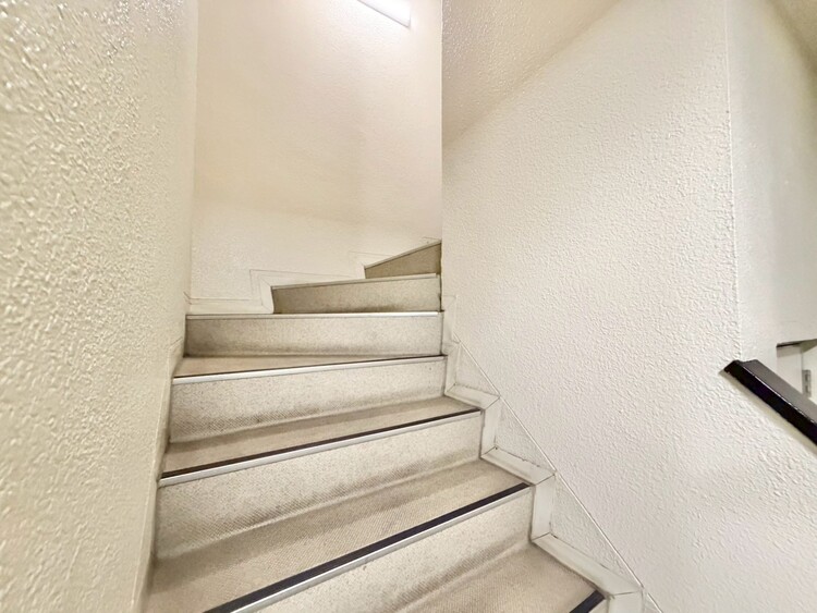 その他 共用部の階段です。明るく清潔に管理されています。